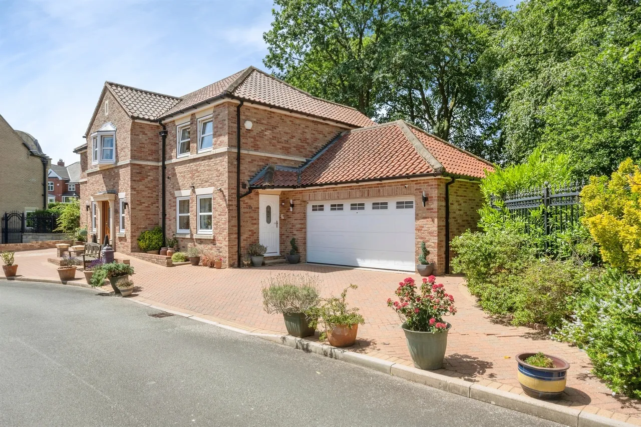 Racecourse Close, Swinton, S64, photo 31