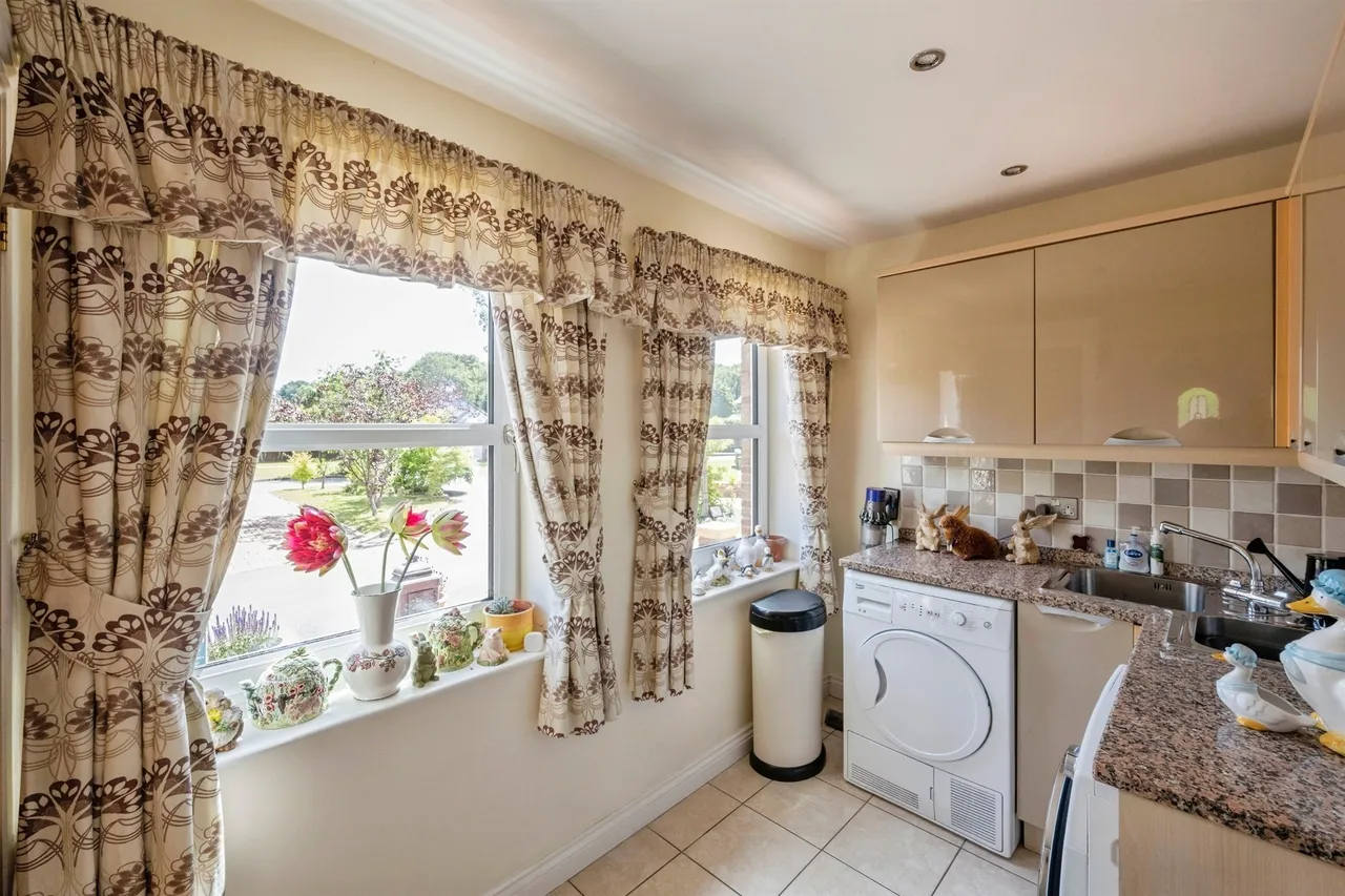 Racecourse Close, Swinton, S64, photo 14
