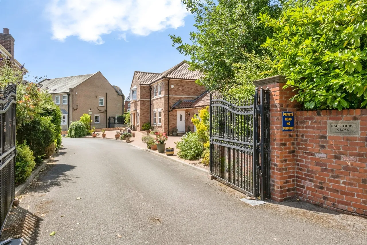 Racecourse Close, Swinton, S64, photo 32