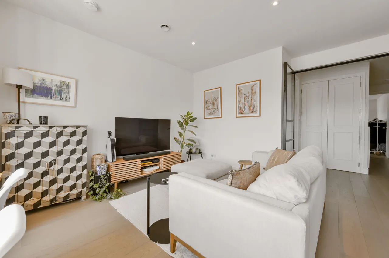 Flat 5, 43 Gunnersbury Avenue, London, photo 3