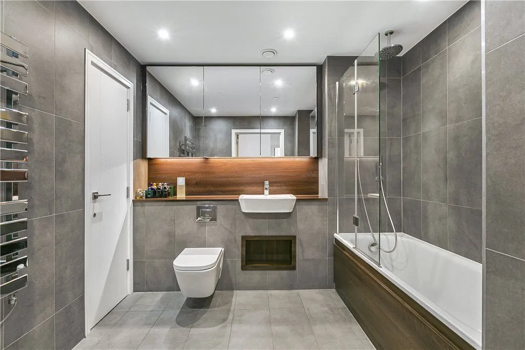 Wandsworth Road, London, SW8, photo 4