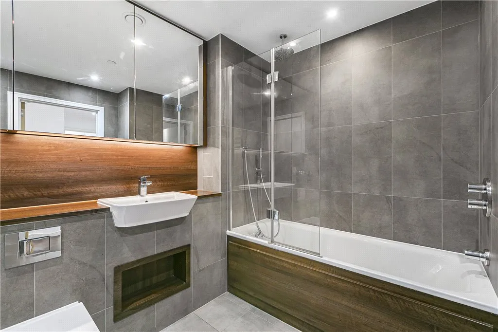 Wandsworth Road, London, SW8, photo 10
