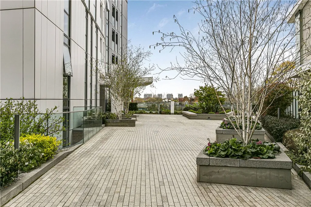 Wandsworth Road, London, SW8, photo 17