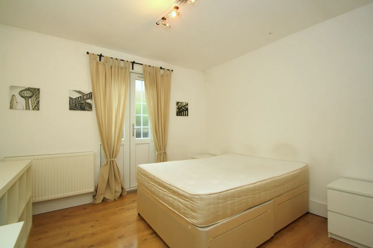 flat for sale — Archway Road, Highgate, N6 4ER