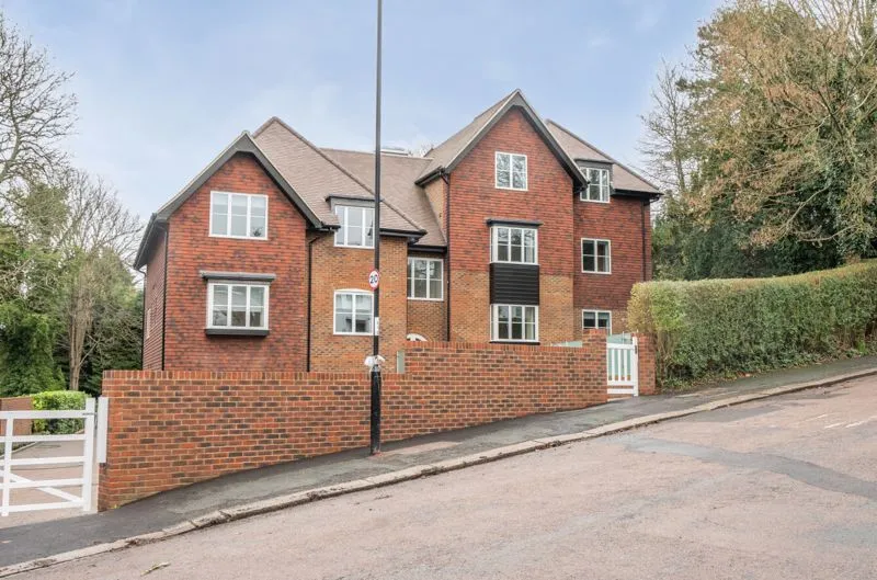 2 bed flat to rent — 42 Grovelands Road, Purley CR8 4FL