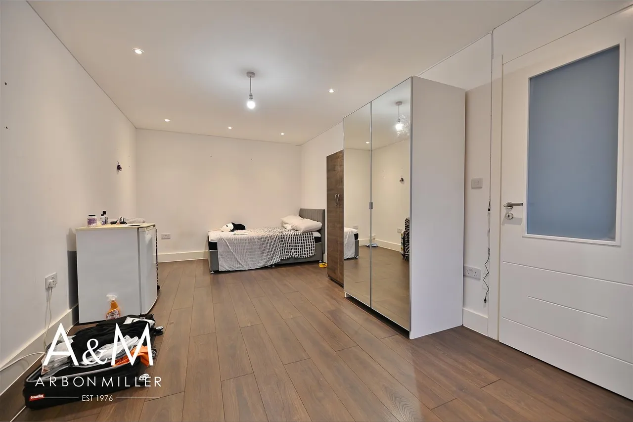 New North Road, Hainault, Essex, Ilford, IG63DY, photo 5