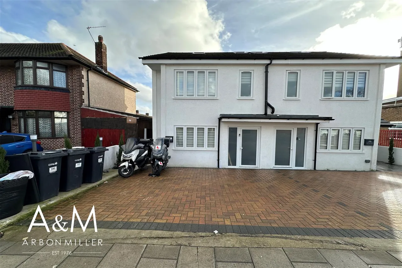 4 bed property for sale — New North Road, Hainault, Essex, Ilford, IG63DY
