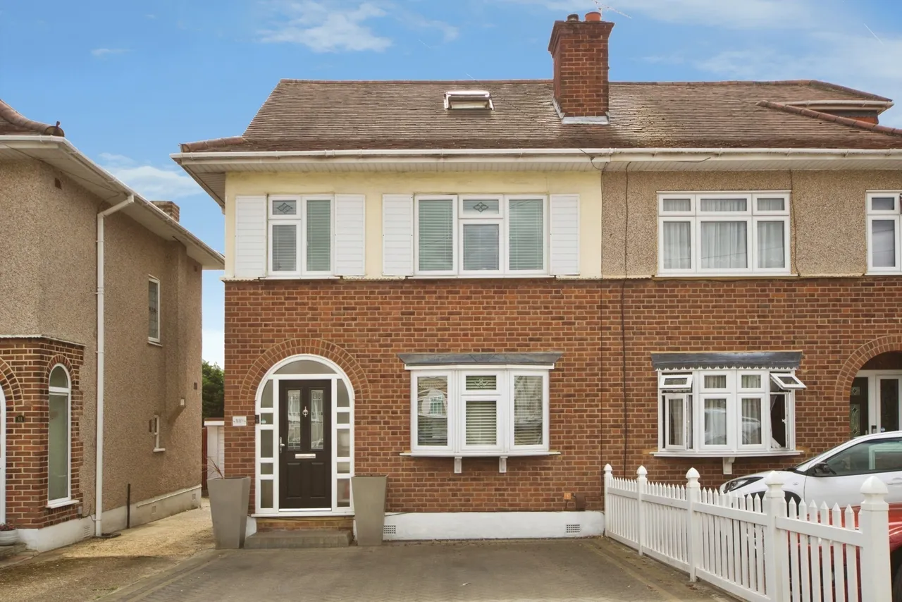 4 bed house for sale — Lowshoe Lane, Collier Row, Havering, RM5
