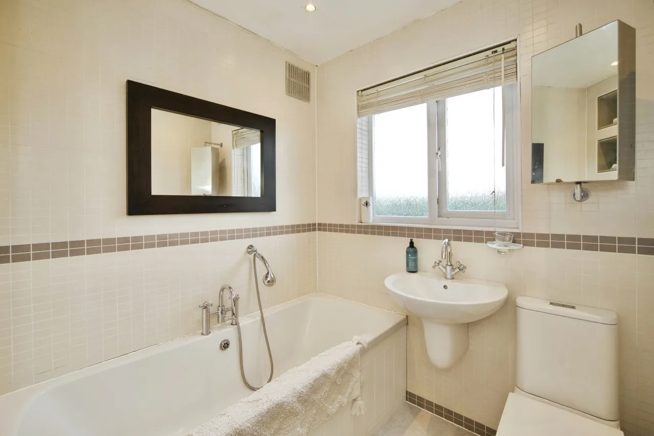 Lowshoe Lane, Collier Row, Havering, RM5, photo 18