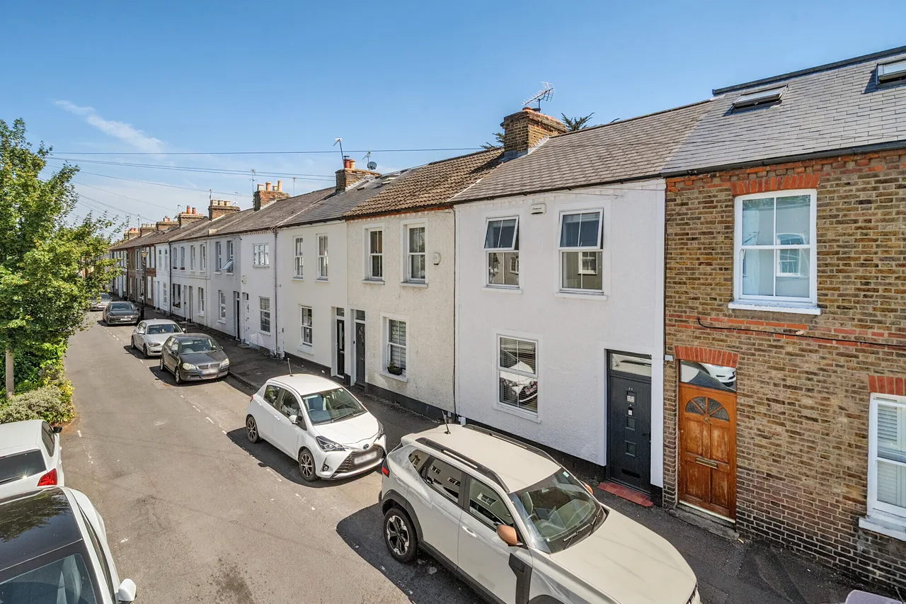 2 bed house for sale — Albert Street, Windsor, SL4