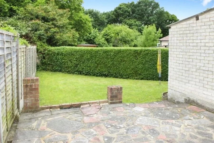 Larchwood Drive, Englefield Green, TW20, photo 8