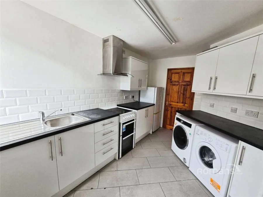 Larchwood Drive, Englefield Green, TW20, photo 2