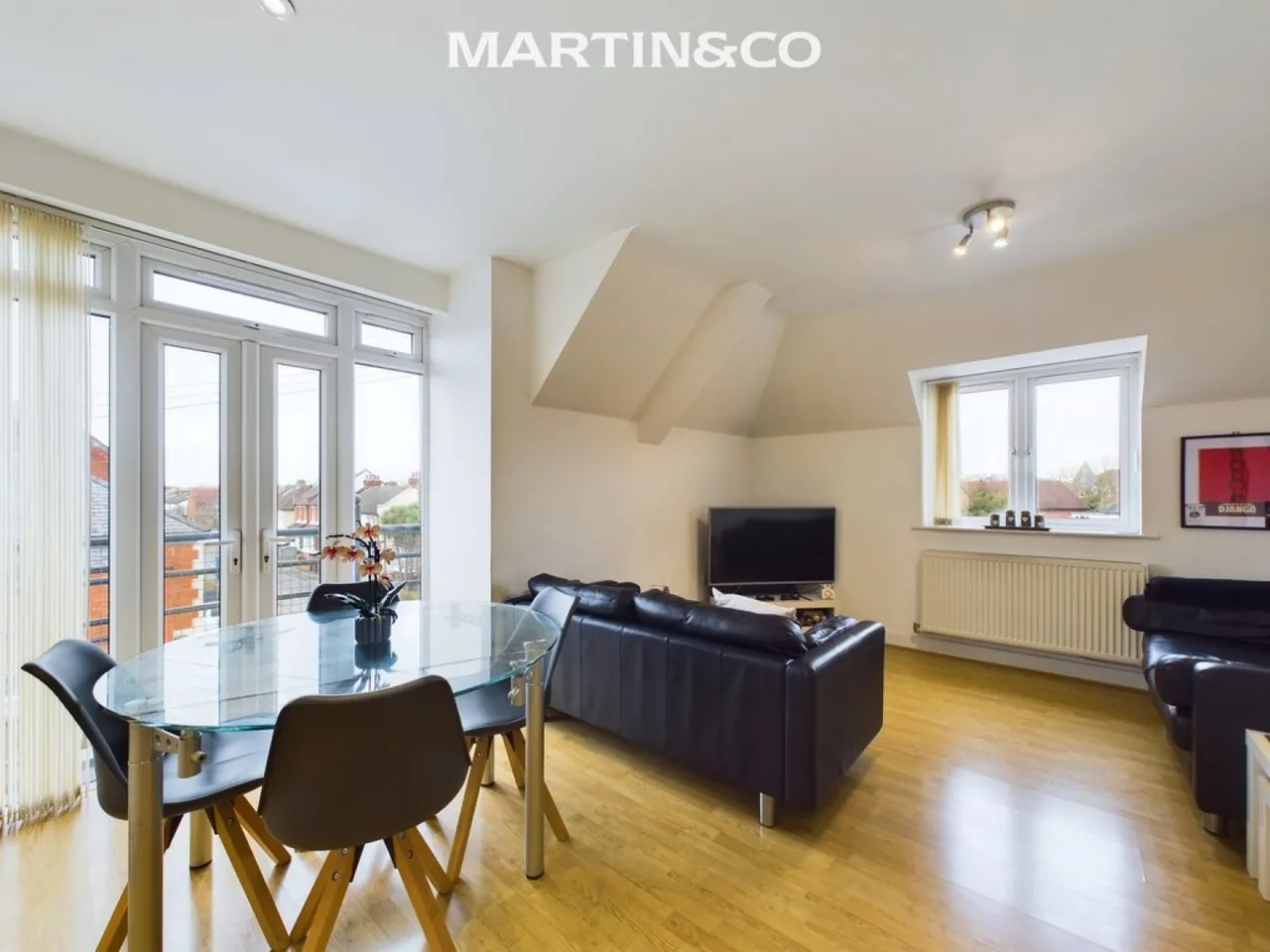 2 bed flat for sale — Denham Road, Egham
