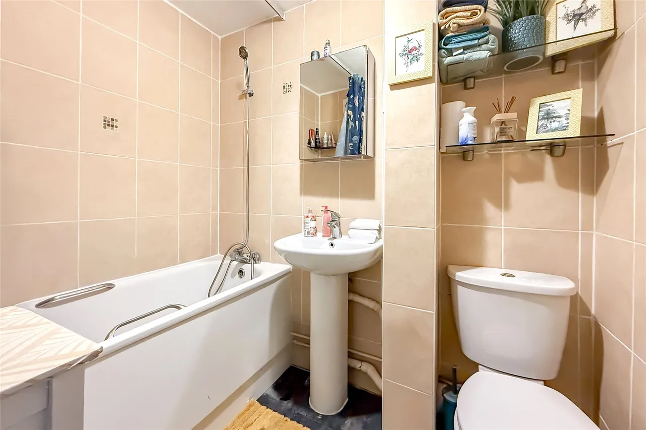 Douglas Road, Harpenden, Hertfordshire, AL5 2HW, photo 8