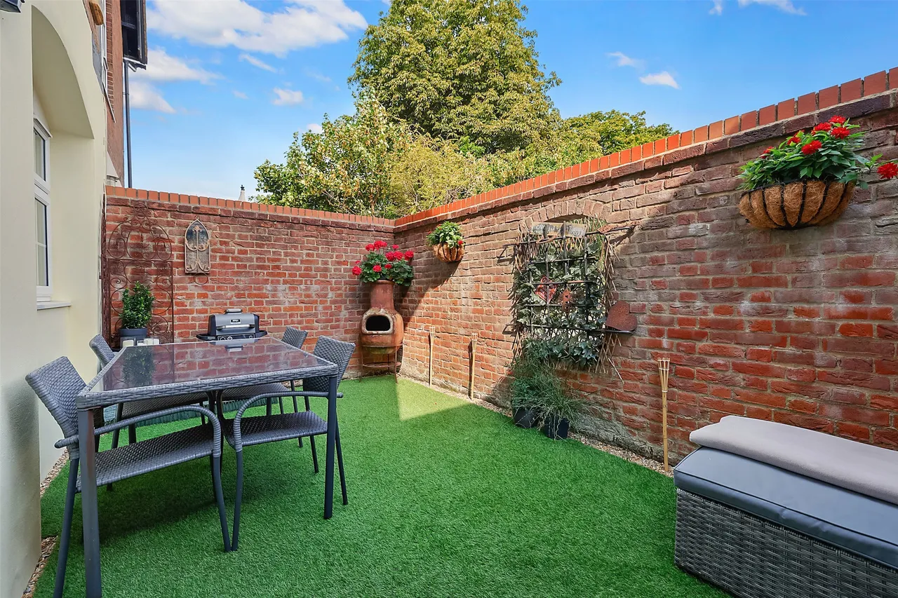 High Street, Nutfield, RH1, photo 6