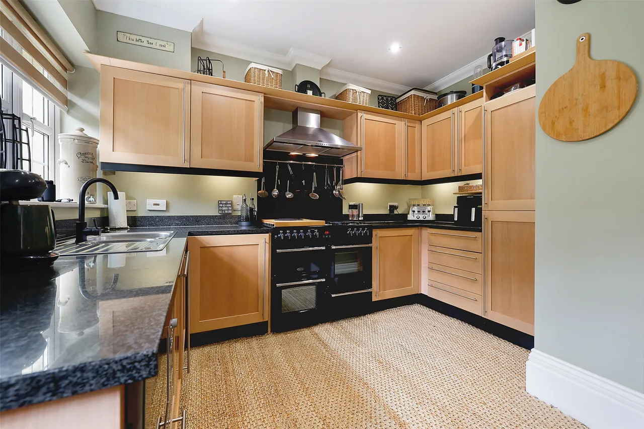 High Street, Nutfield, RH1, photo 3
