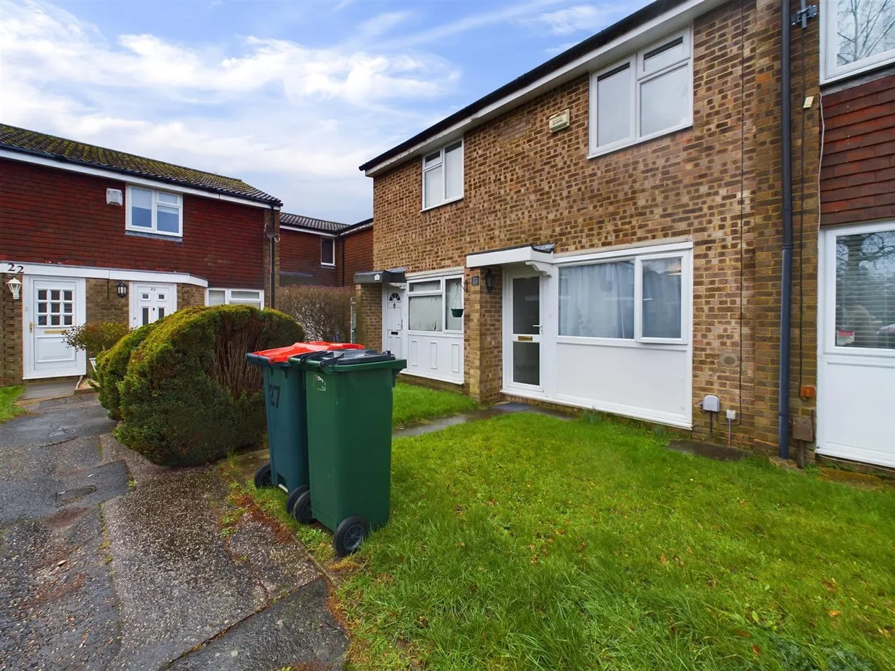 2 bed property to rent, Holmcroft, Southgate, RH10