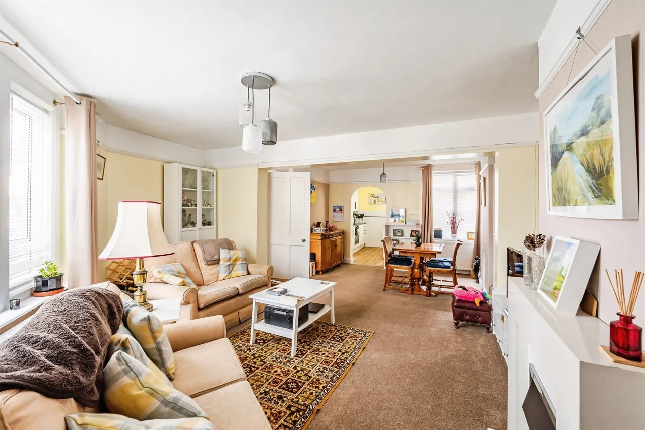 3 bed flat for sale, Broad Street, Seaford, BN25