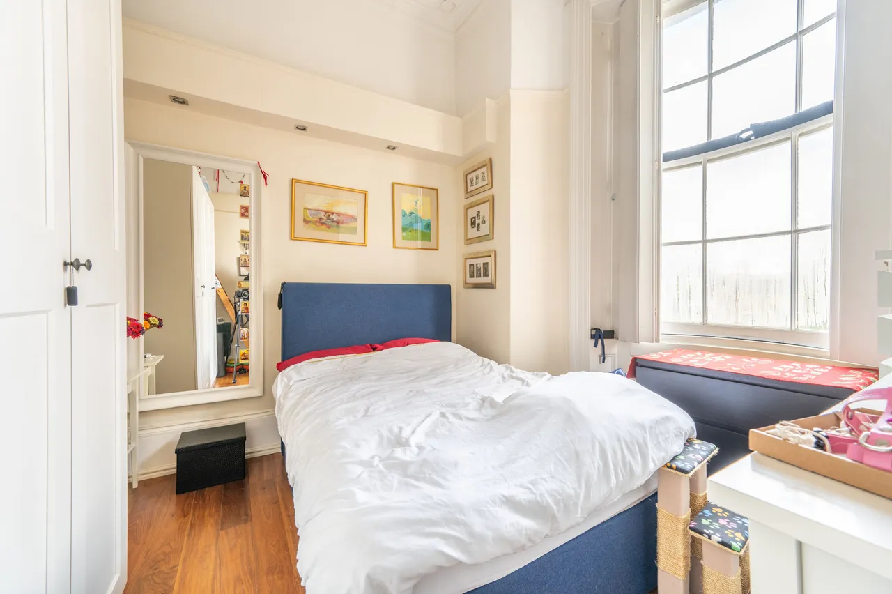 Flat 3, 172 Holland Park Avenue, London, photo 10