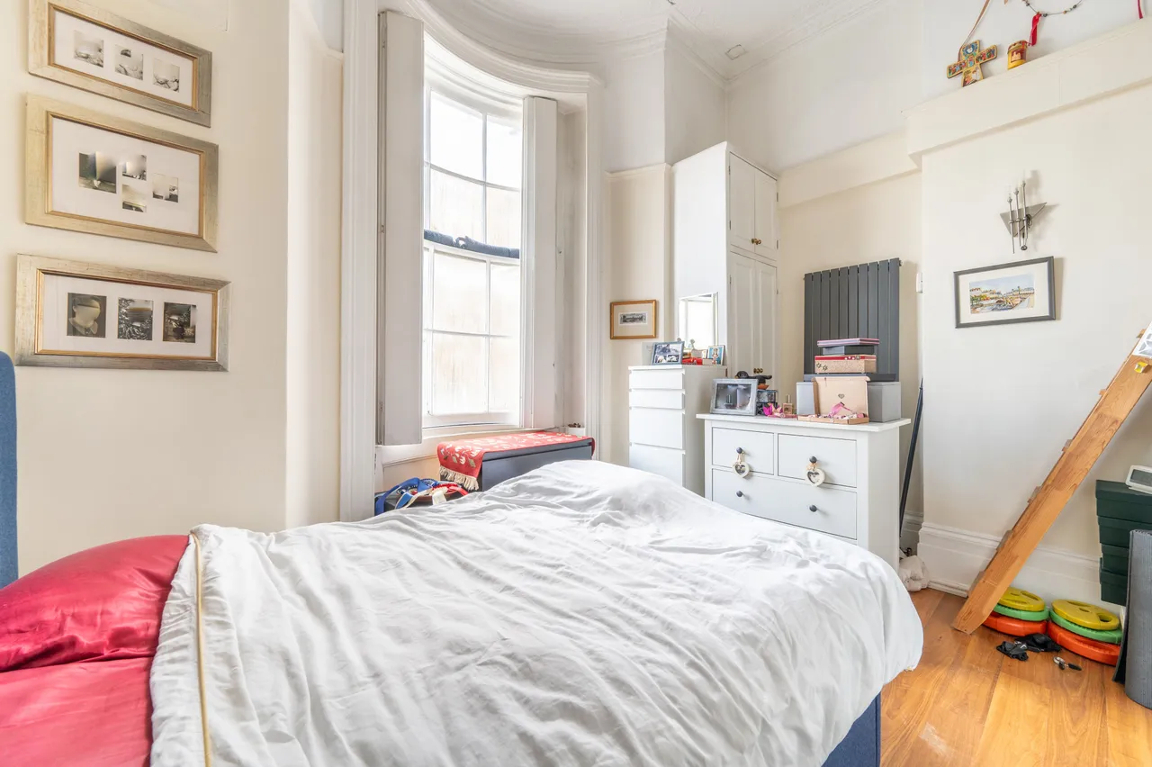 Flat 3, 172 Holland Park Avenue, London, photo 4