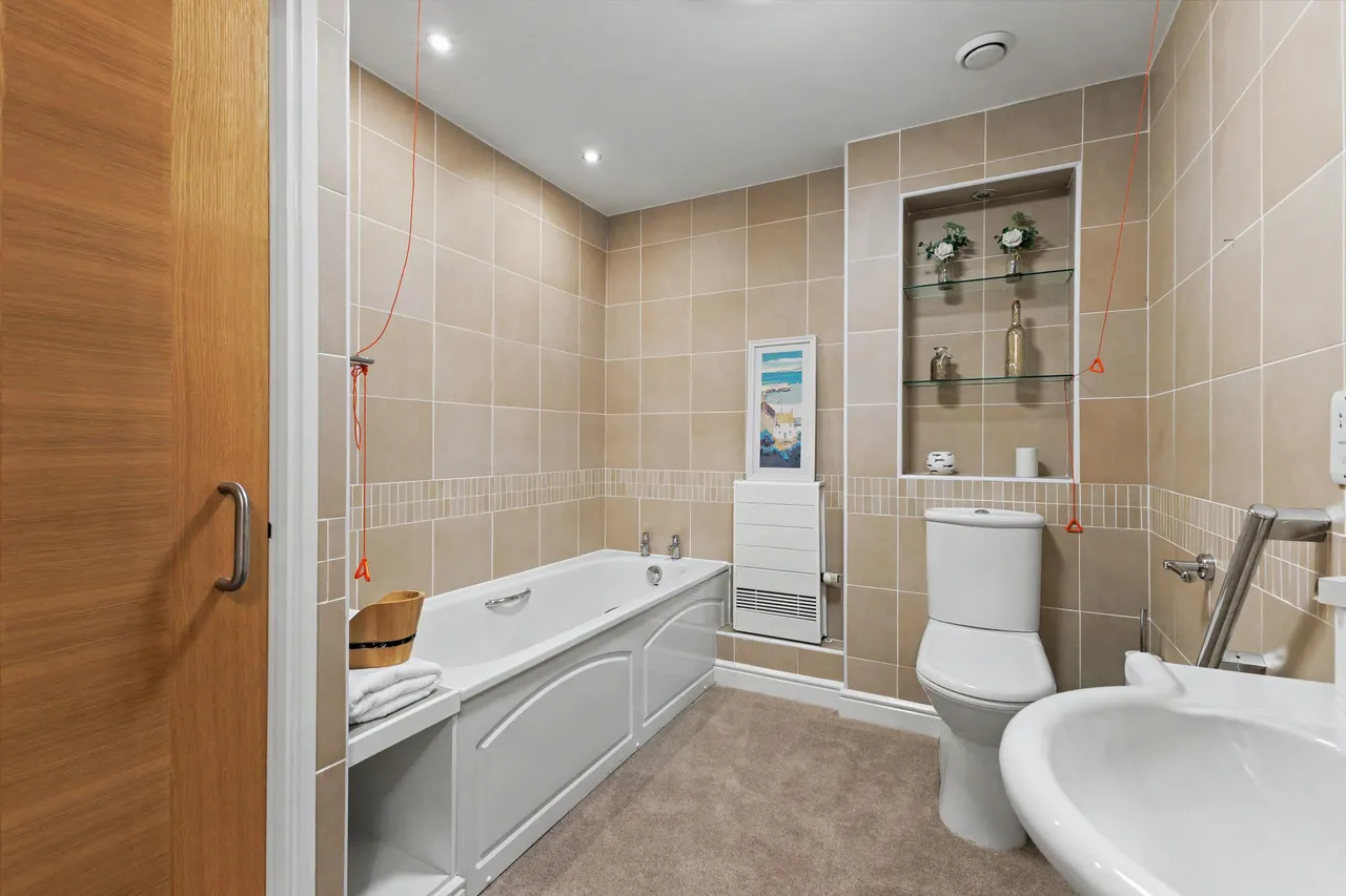 Main Street, Tiddington, CV37, photo 7