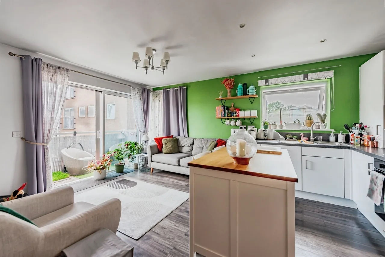 2 bed flat for sale — Thornton Side, Redhill