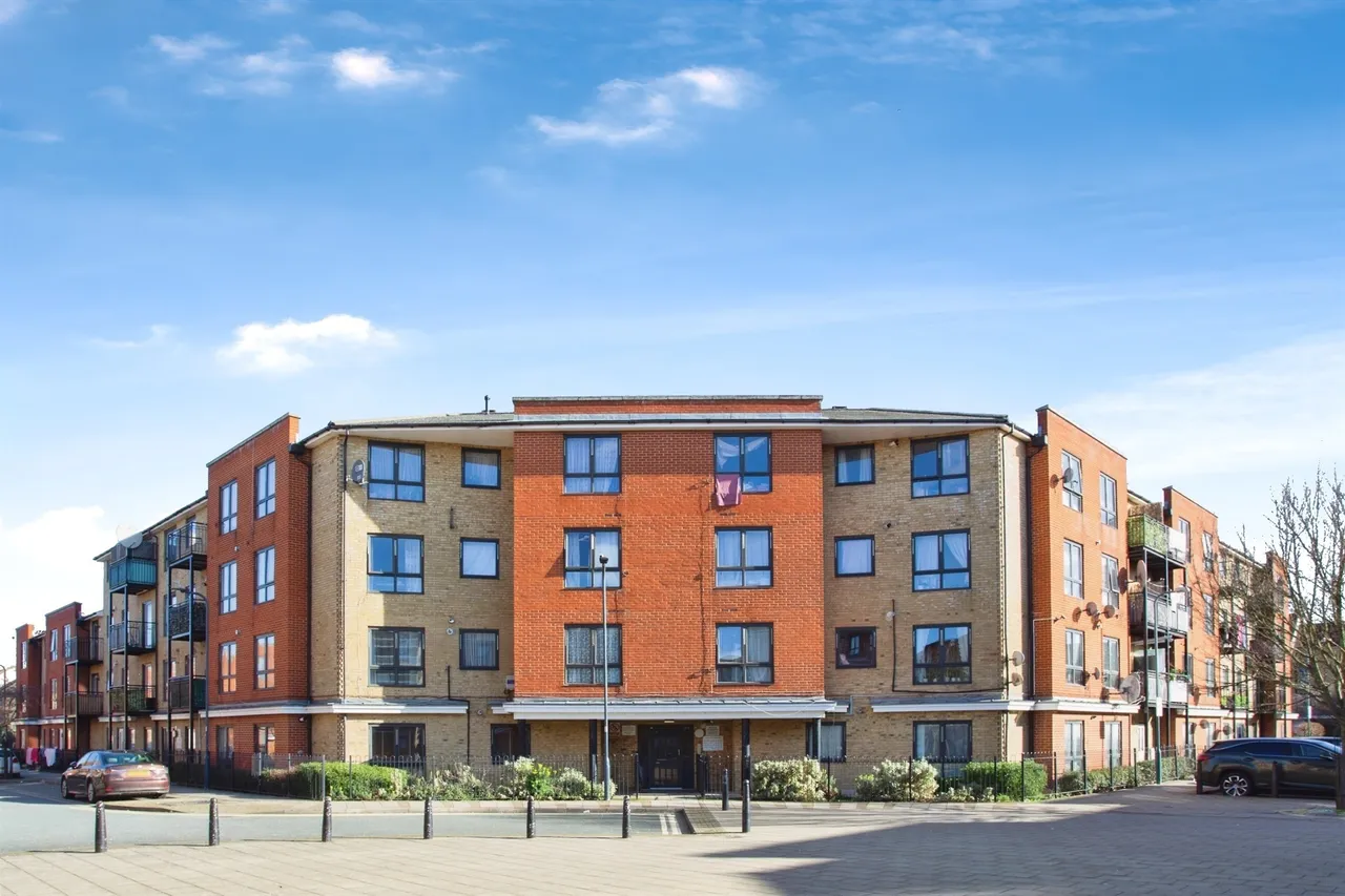 2 bed flat for sale — Hirst Crescent, Wembley