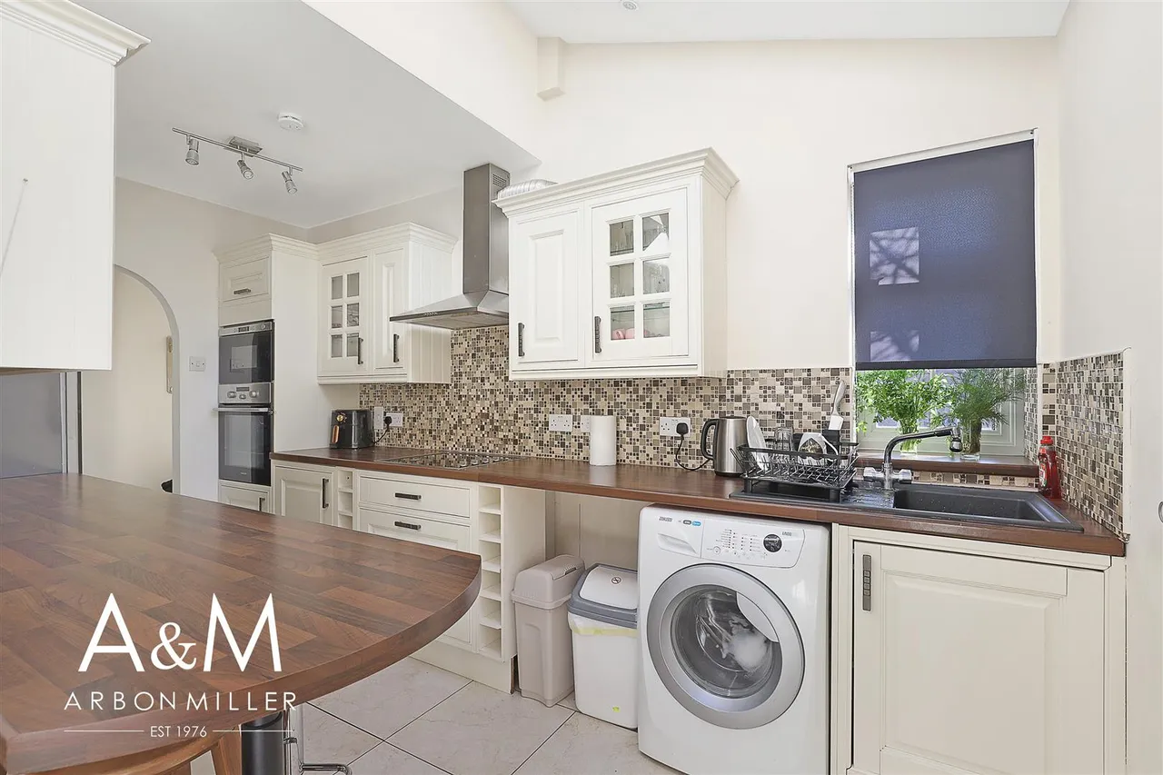 Fullwell Avenue, Clayhall, Essex, Ilford, IG50RB, photo 4