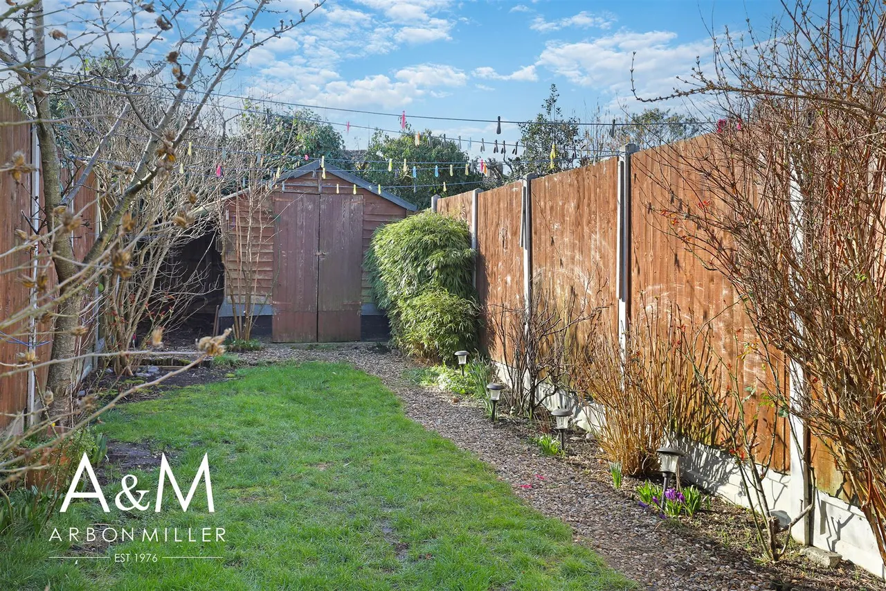 Fullwell Avenue, Clayhall, Essex, Ilford, IG50RB, photo 16