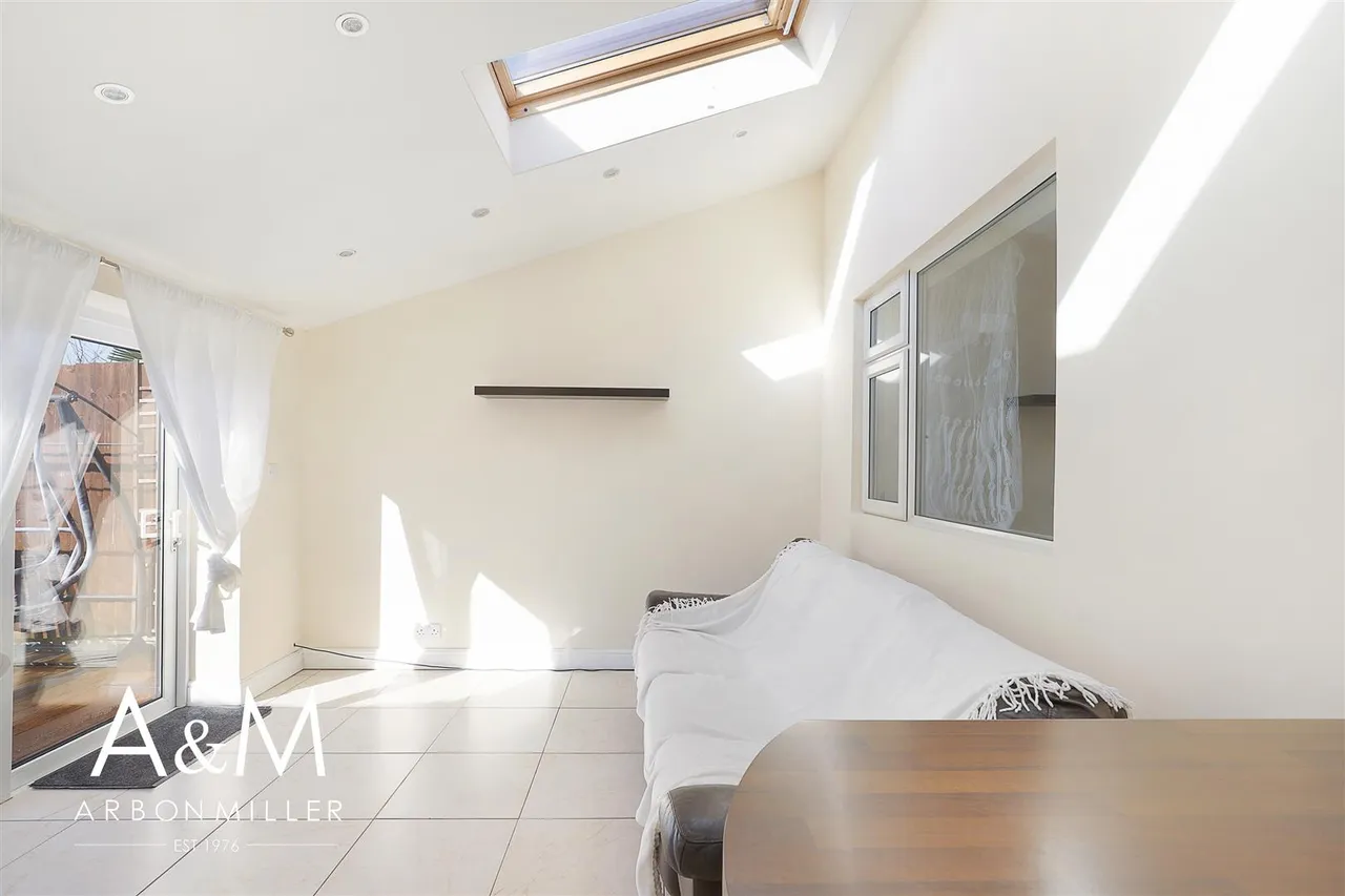Fullwell Avenue, Clayhall, Essex, Ilford, IG50RB, photo 7