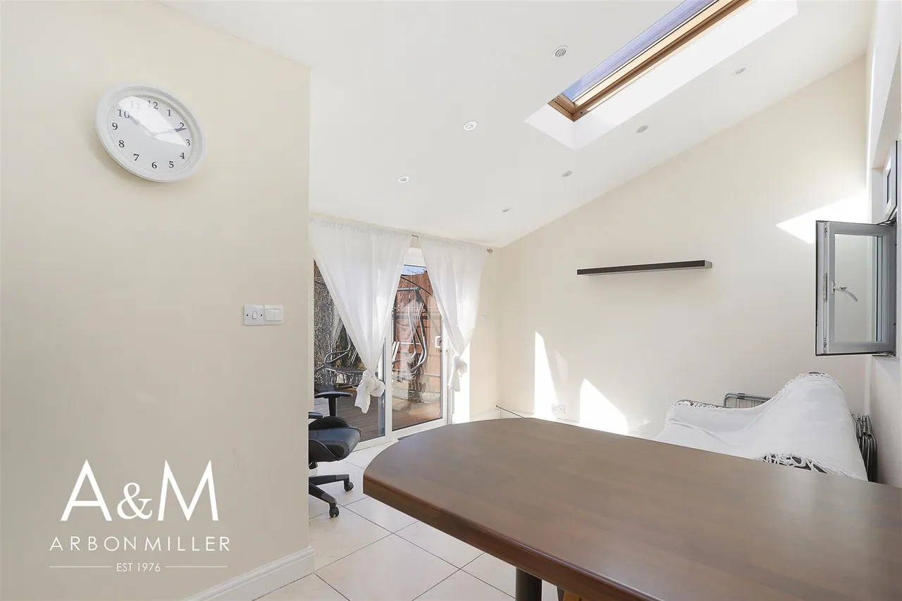 Fullwell Avenue, Clayhall, Essex, Ilford, IG50RB, photo 6