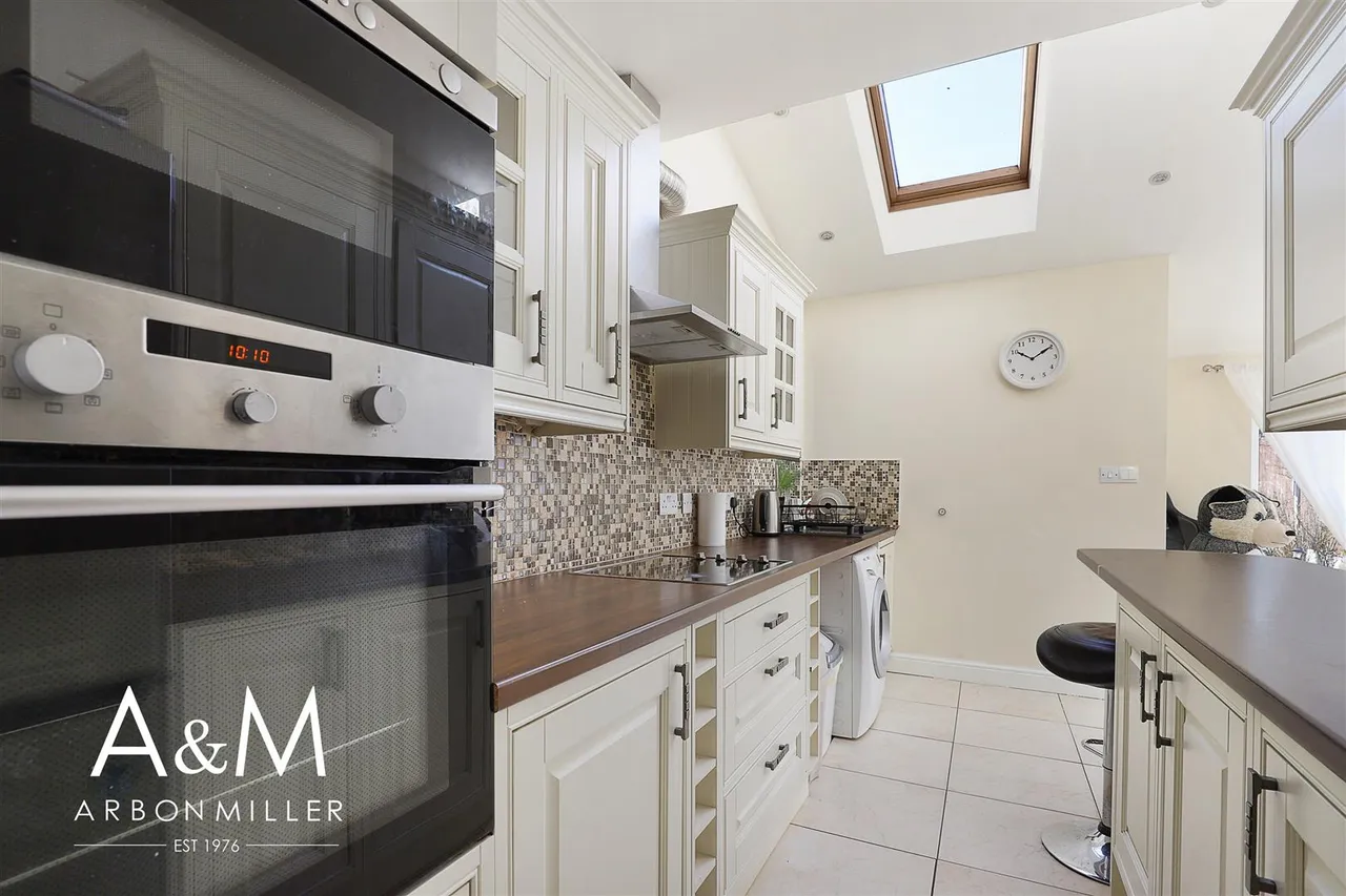 Fullwell Avenue, Clayhall, Essex, Ilford, IG50RB, photo 3