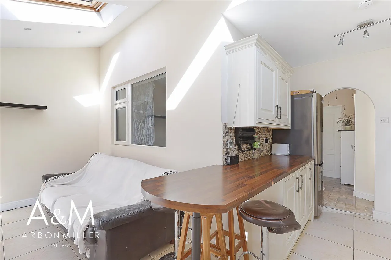 Fullwell Avenue, Clayhall, Essex, Ilford, IG50RB, photo 5