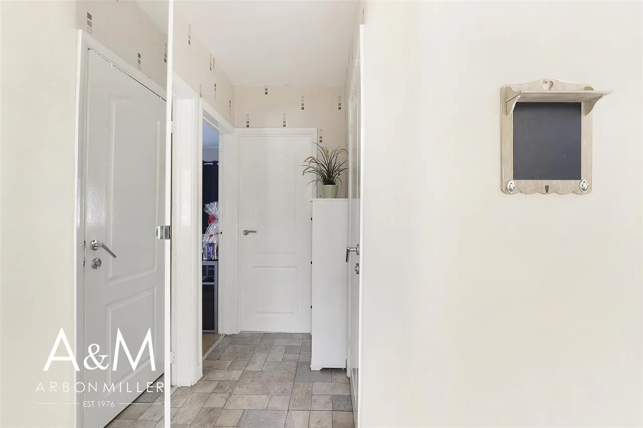 Fullwell Avenue, Clayhall, Essex, Ilford, IG50RB, photo 10