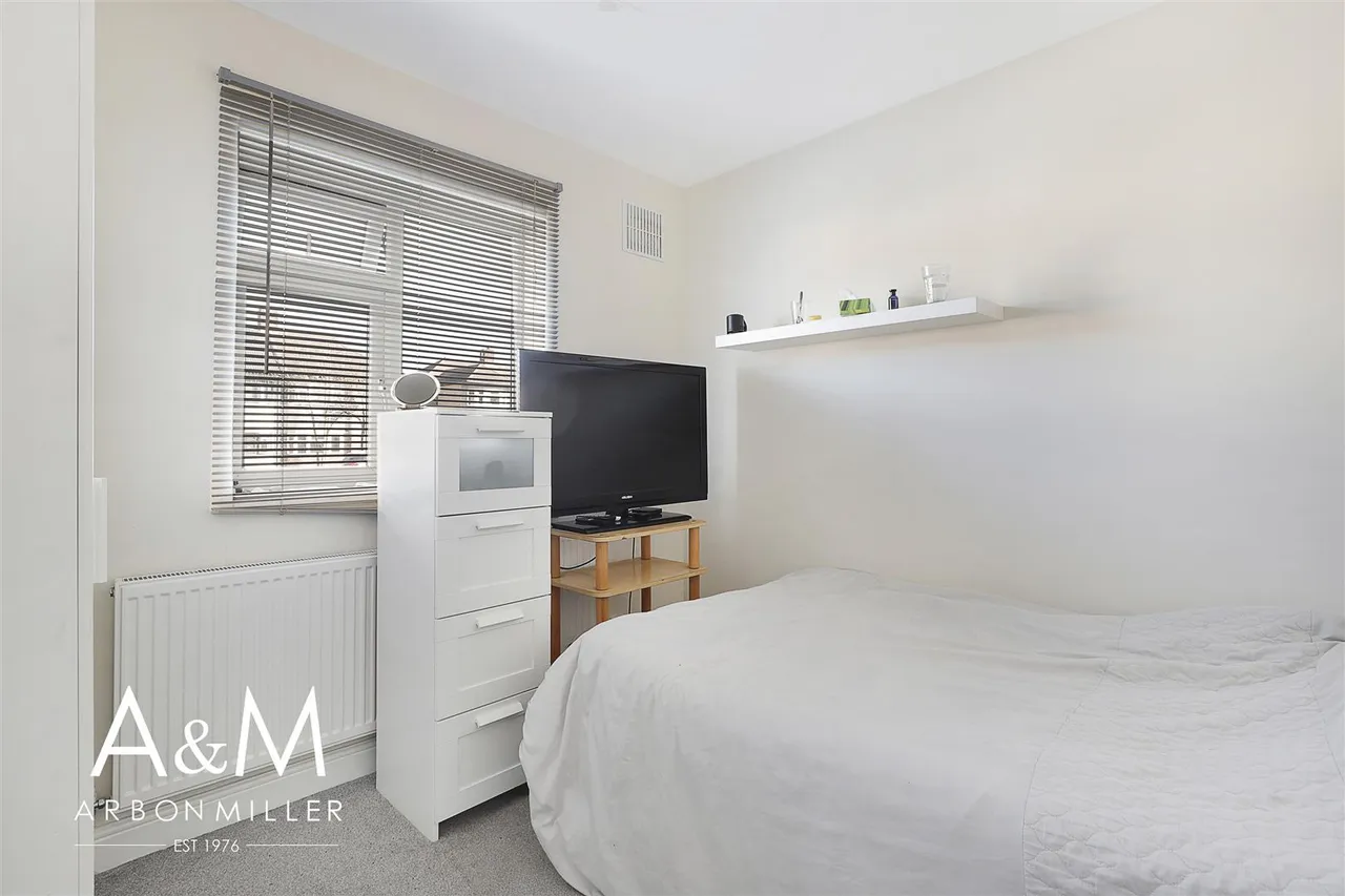Fullwell Avenue, Clayhall, Essex, Ilford, IG50RB, photo 12