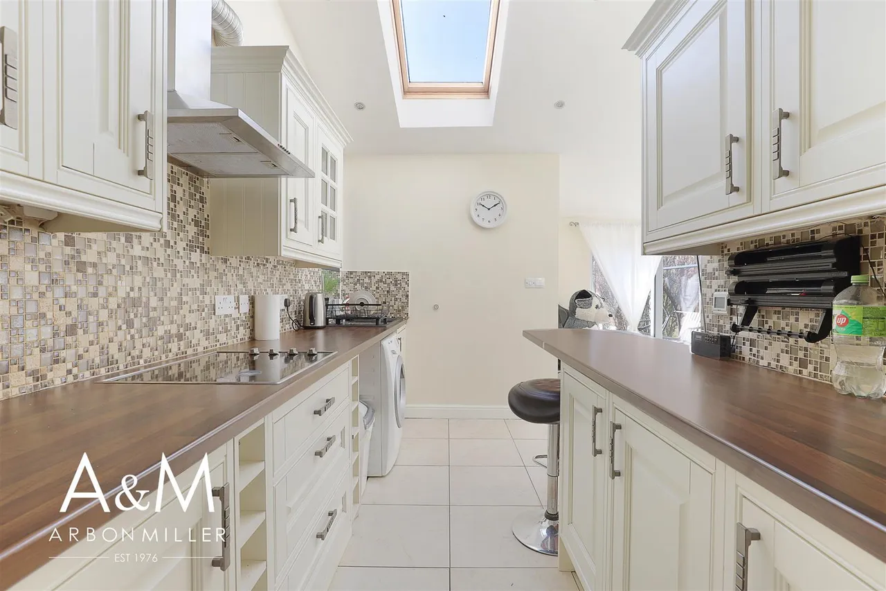 Fullwell Avenue, Clayhall, Essex, Ilford, IG50RB, photo 2