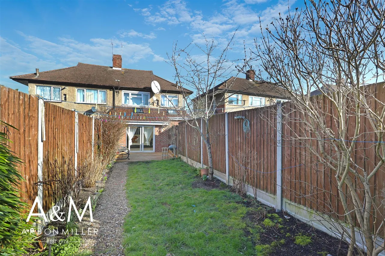 Fullwell Avenue, Clayhall, Essex, Ilford, IG50RB, photo 17