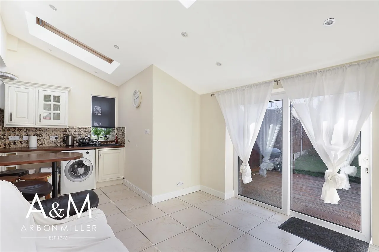 Fullwell Avenue, Clayhall, Essex, Ilford, IG50RB, photo 8