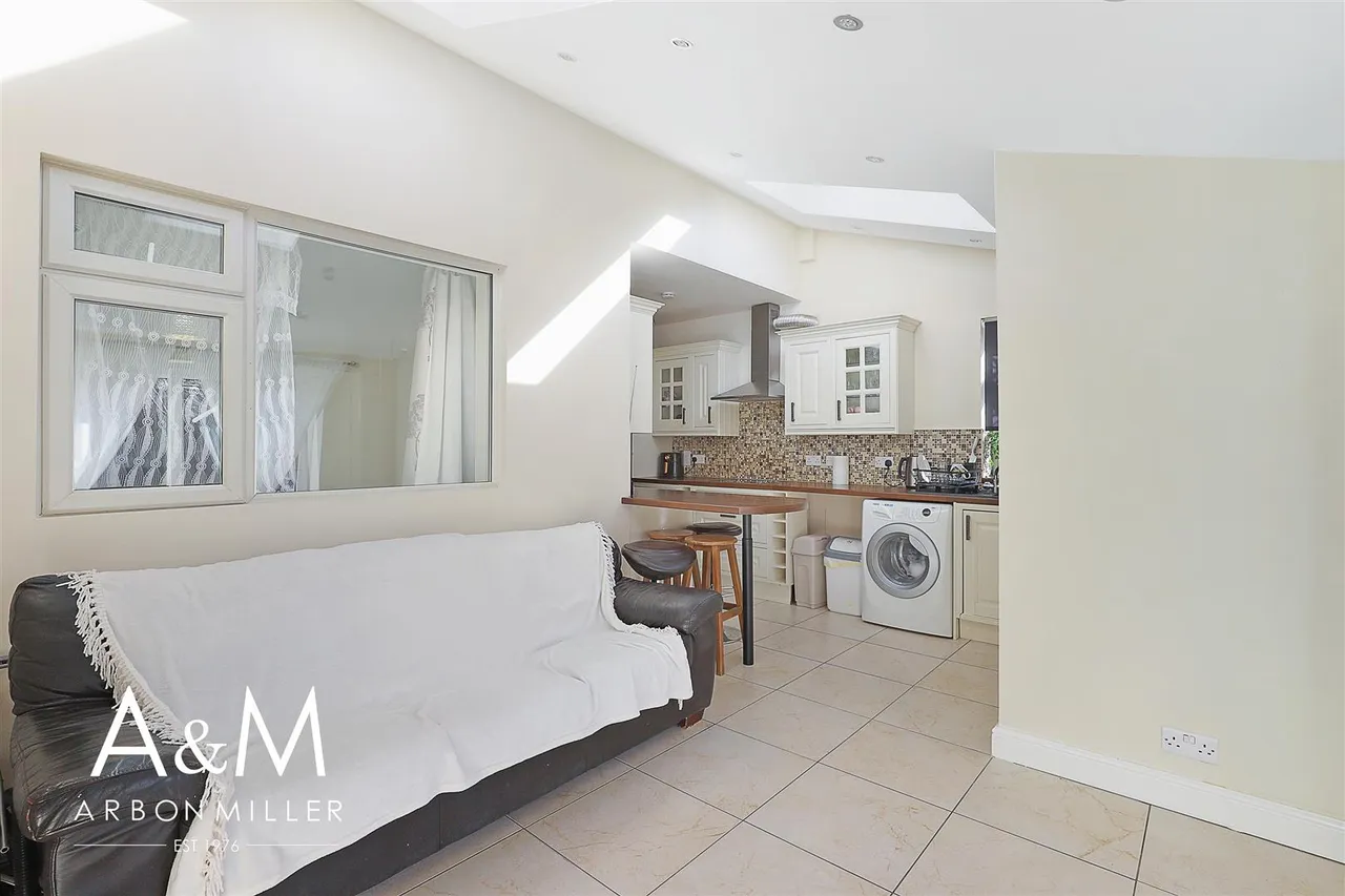 Fullwell Avenue, Clayhall, Essex, Ilford, IG50RB, photo 9