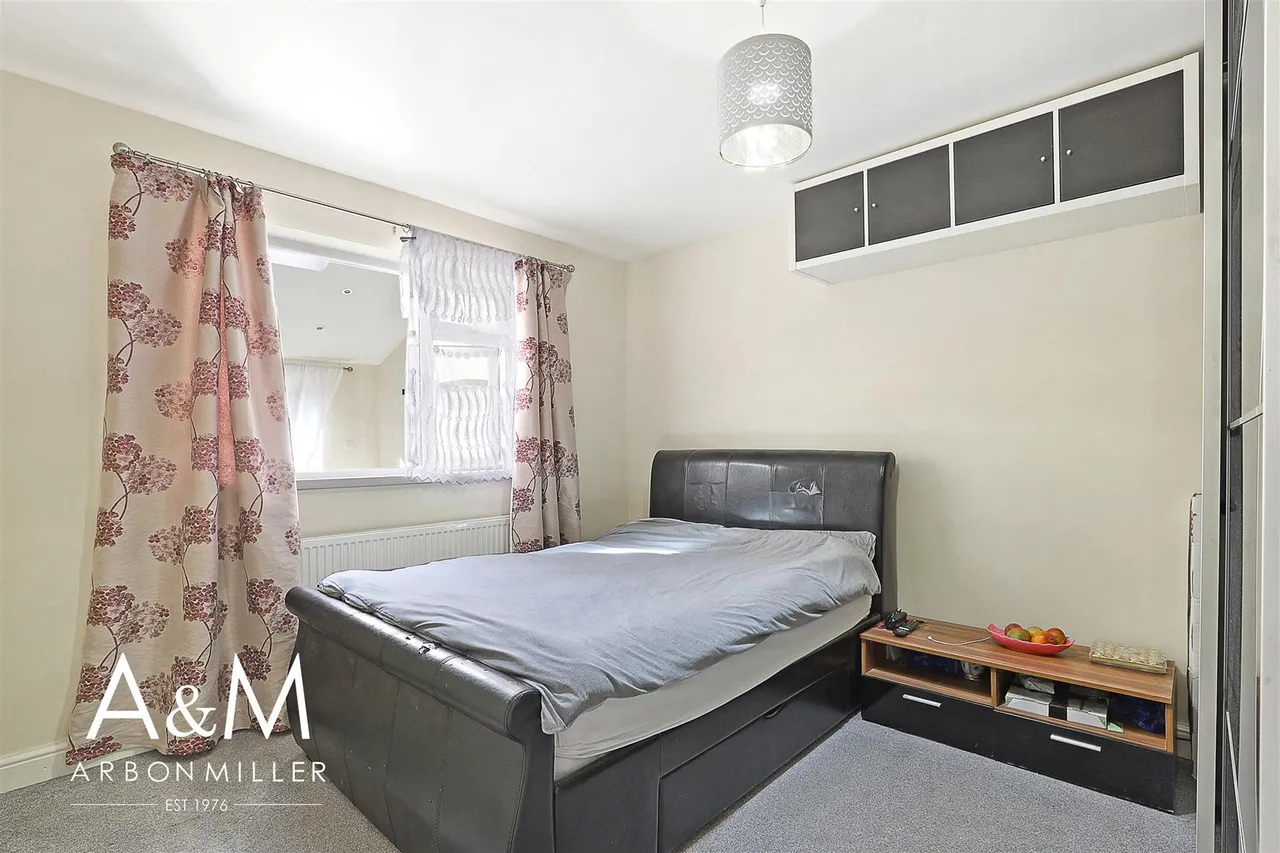 Fullwell Avenue, Clayhall, Essex, Ilford, IG50RB, photo 11