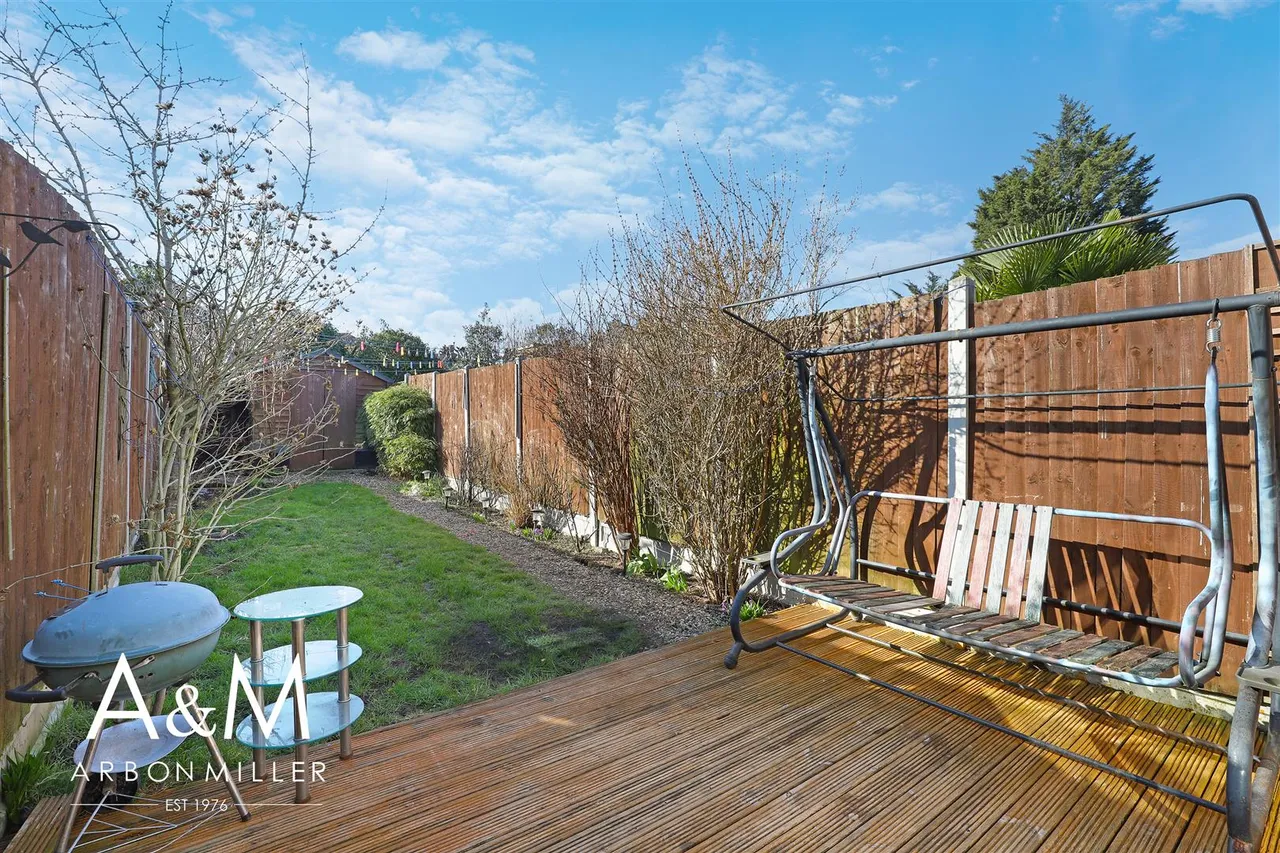 Fullwell Avenue, Clayhall, Essex, Ilford, IG50RB, photo 15