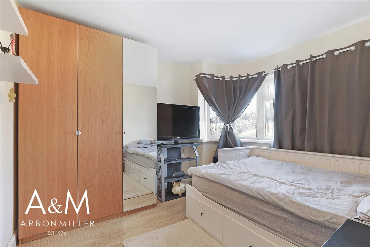 Fullwell Avenue, Clayhall, Essex, Ilford, IG50RB, photo 13