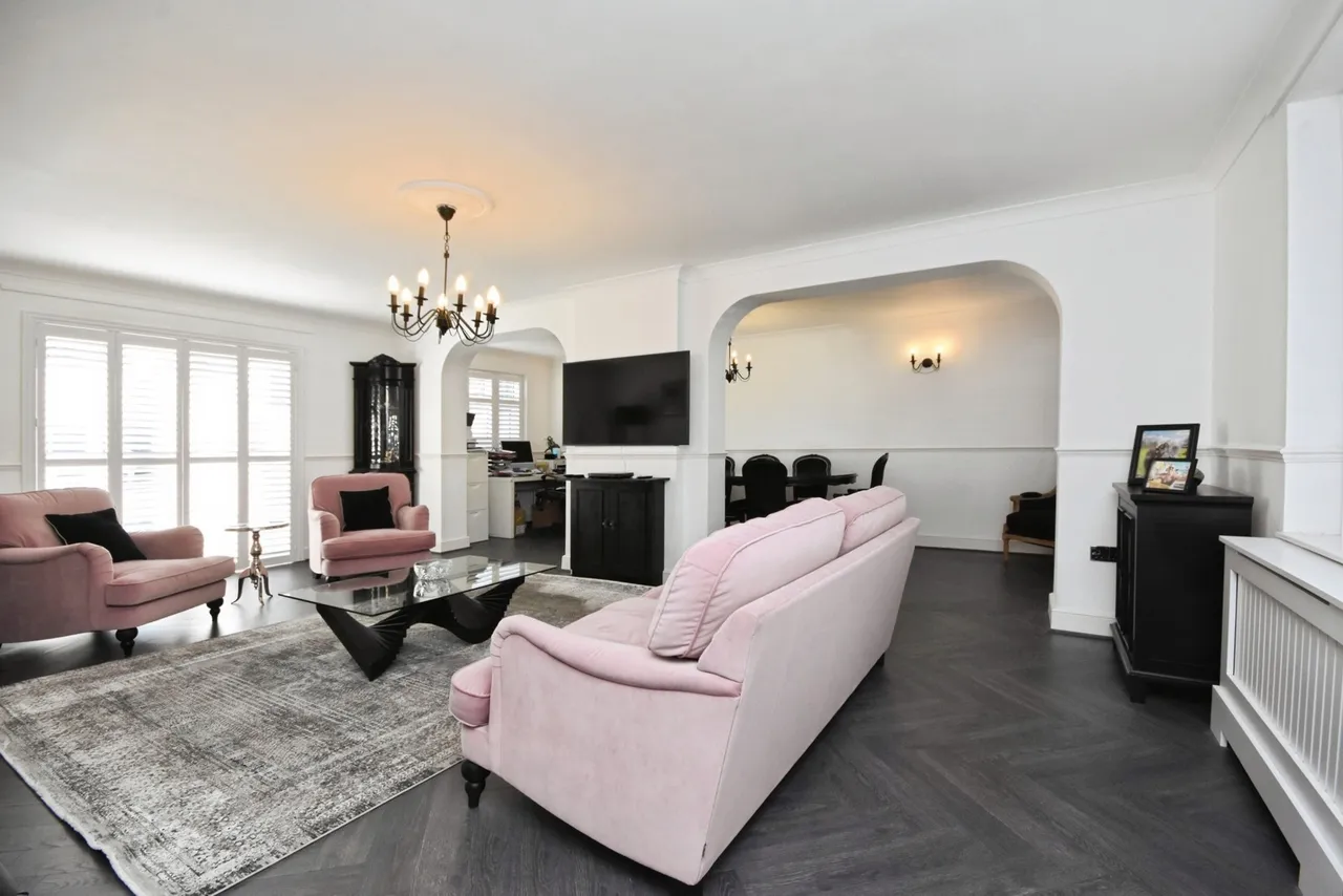 The Lowe, Chigwell, IG7, photo 4