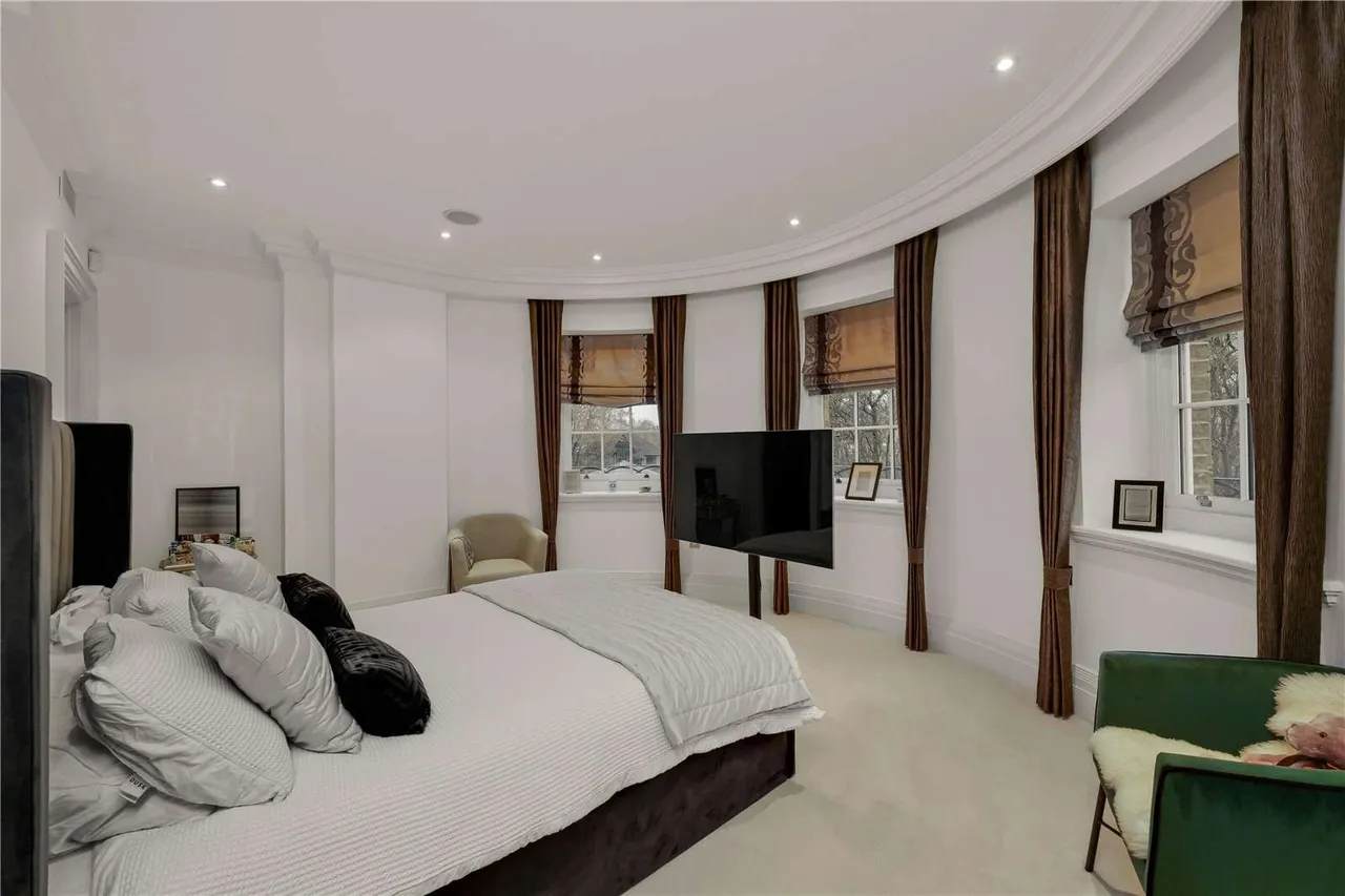 Milbourne House, Princess Square, Esher, Surrey, KT10 9EW, photo 5