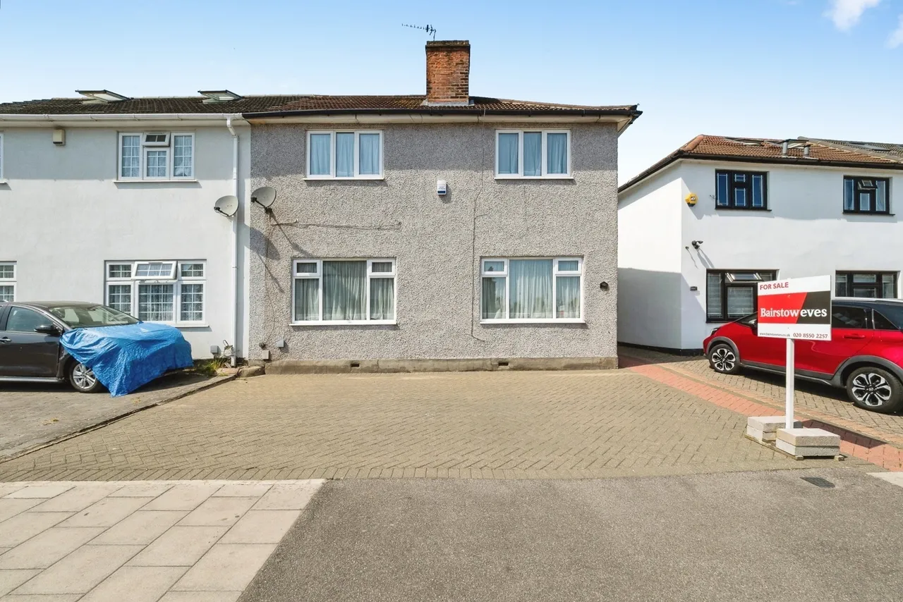 3 bed house for sale — Cranbrook Road, Ilford, IG2