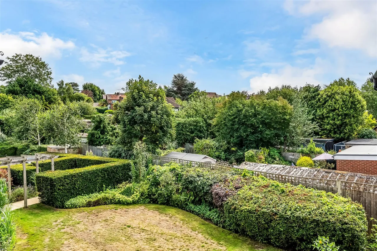 Kingston Avenue, Leatherhead, KT22, photo 2