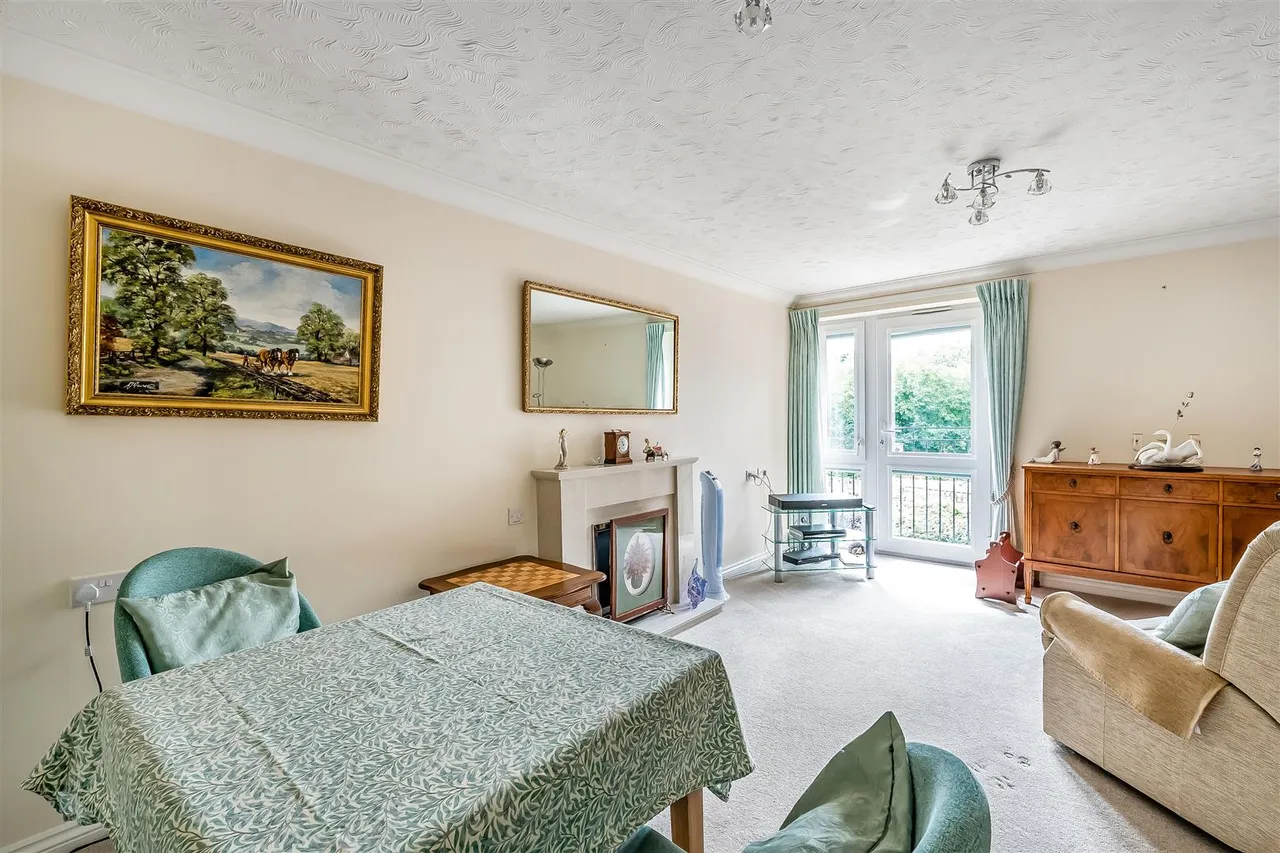Kingston Avenue, Leatherhead, KT22, photo 10