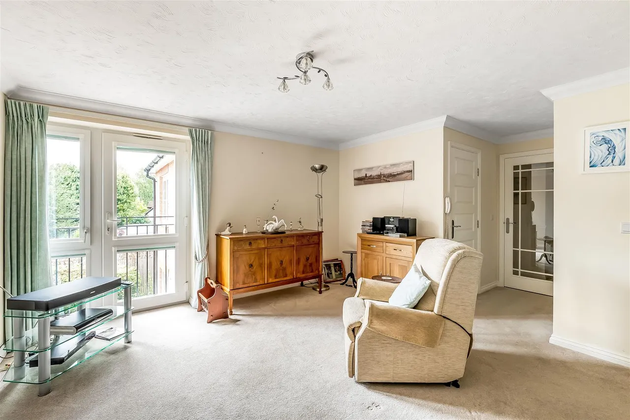Kingston Avenue, Leatherhead, KT22, photo 5