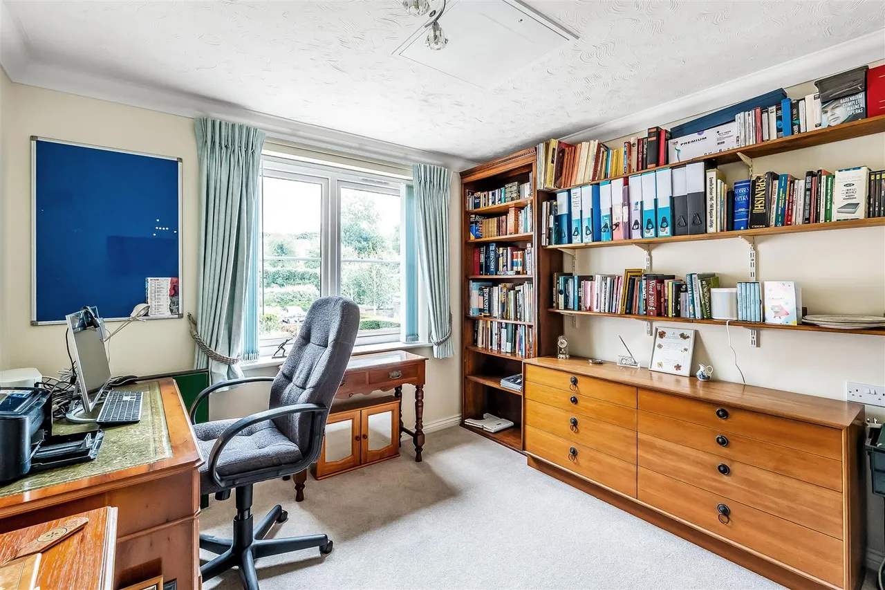 Kingston Avenue, Leatherhead, KT22, photo 6