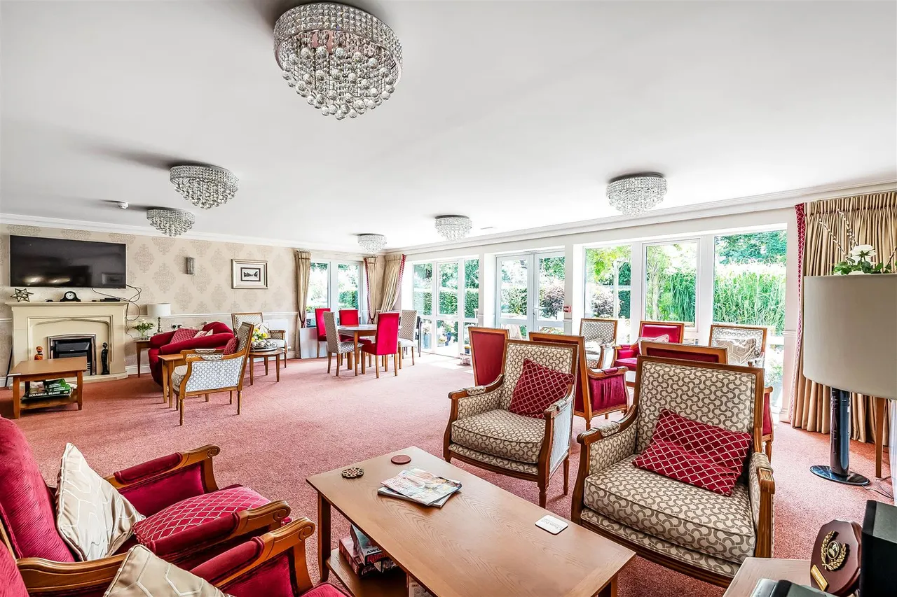 Kingston Avenue, Leatherhead, KT22, photo 4